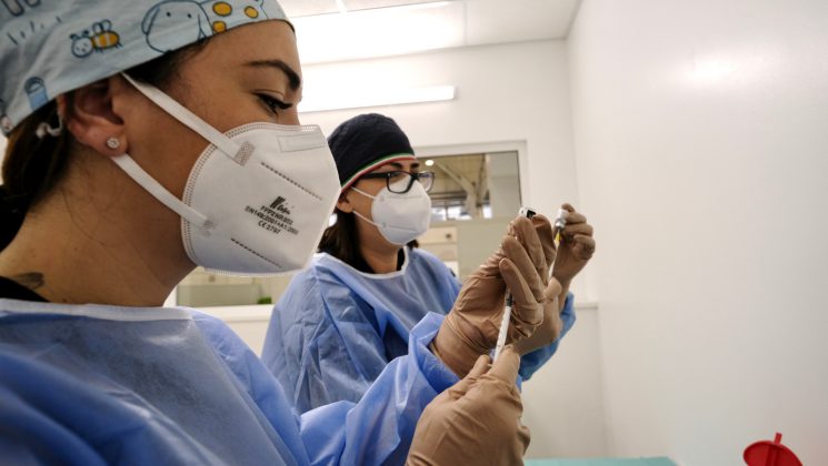 Vaccini Covid, completata la prima dose per tutto il personale scolastico pugliese - Corriere Salentino