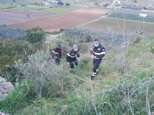 Tenta di recuperare l’aquilone, precipita nel dirupo per 8 metri: 45enne al Fazzi con codice rosso - Corriere Salentino