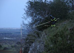 Tenta di recuperare l’aquilone, precipita nel dirupo per 8 metri: 45enne al Fazzi con codice rosso - Corriere Salentino