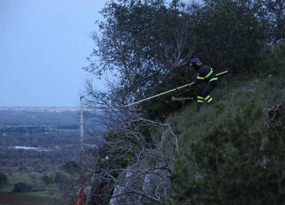 Tenta di recuperare l’aquilone, precipita nel dirupo per 8 metri: 45enne al Fazzi con codice rosso - Corriere Salentino