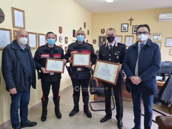 Sindaco e assessore consegnano gli encomi ai carabinieri che salvarono padre e figlia dalle fiamme - Corriere Salentino