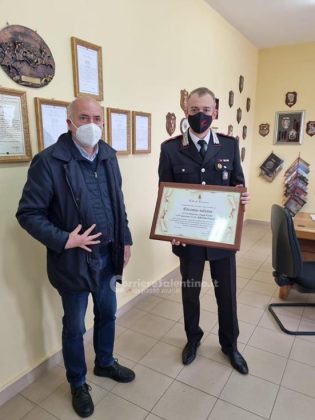 Sindaco e assessore consegnano gli encomi ai carabinieri che salvarono padre e figlia dalle fiamme - Corriere Salentino