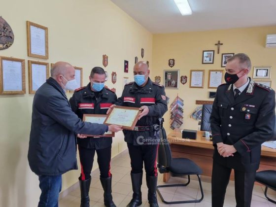 Sindaco e assessore consegnano gli encomi ai carabinieri che salvarono padre e figlia dalle fiamme - Corriere Salentino