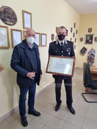 Sindaco e assessore consegnano gli encomi ai carabinieri che salvarono padre e figlia dalle fiamme - Corriere Salentino