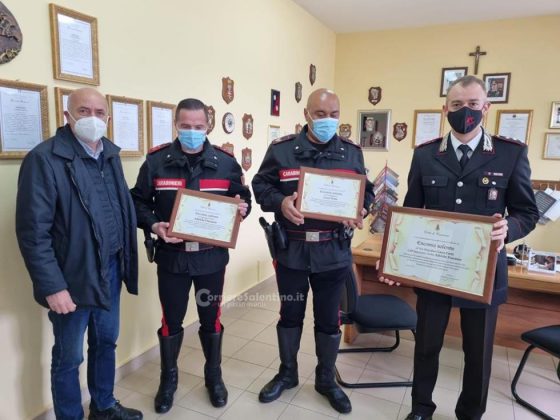 Sindaco e assessore consegnano gli encomi ai carabinieri che salvarono padre e figlia dalle fiamme - Corriere Salentino