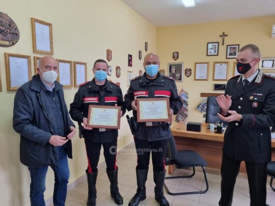 Sindaco e assessore consegnano gli encomi ai carabinieri che salvarono padre e figlia dalle fiamme - Corriere Salentino