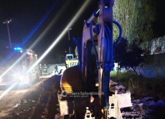 Ancora fiamme nel Salento, un misterioso incendio distrugge un escavatore a Gallipoli