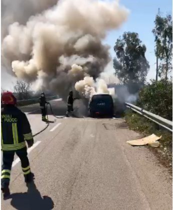 Paura sulla provinciale, l'auto prende fuoco in movimento: conducente in salvo - Corriere Salentino