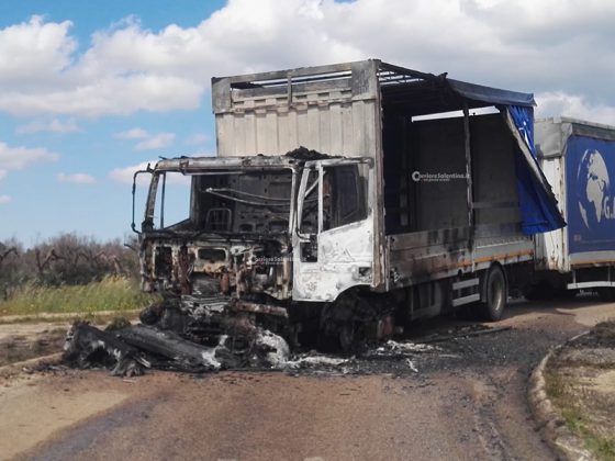 Il camion prende fuoco allo svincolo: paura per un autotrasportatore - Corriere Salentino