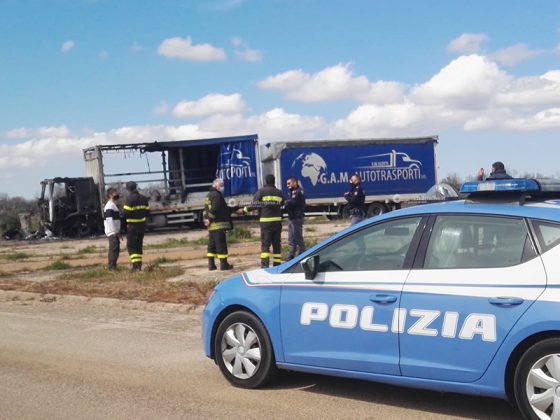 Il camion prende fuoco allo svincolo: paura per un autotrasportatore - Corriere Salentino