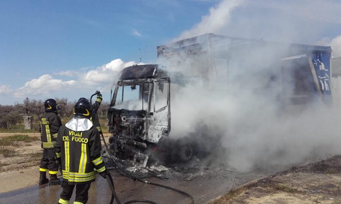 Il camion prende fuoco allo svincolo: paura per un autotrasportatore - Corriere Salentino