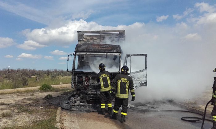 Il camion prende fuoco allo svincolo: paura per un autotrasportatore - Corriere Salentino