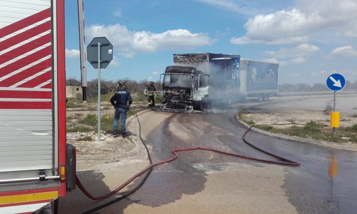Il camion prende fuoco allo svincolo: paura per un autotrasportatore - Corriere Salentino