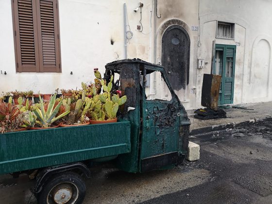 Notte rovente nel centro storico: incendio divora un suv, danneggiati altri tre mezzi - Corriere Salentino