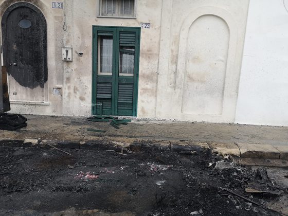 Notte rovente nel centro storico: incendio divora un suv, danneggiati altri tre mezzi - Corriere Salentino