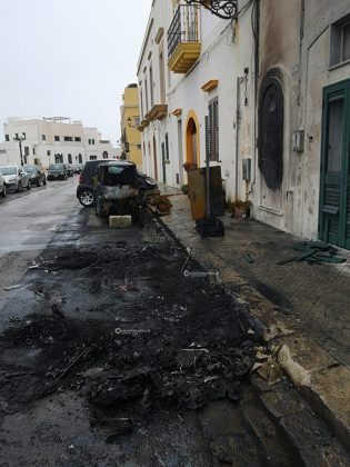 Notte rovente nel centro storico: incendio divora un suv, danneggiati altri tre mezzi - Corriere Salentino