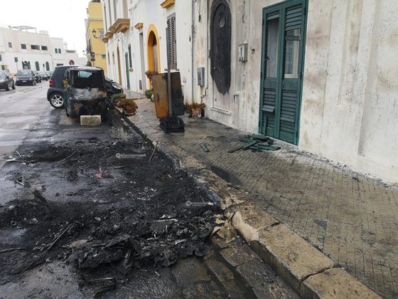 Notte rovente nel centro storico: incendio divora un suv, danneggiati altri tre mezzi - Corriere Salentino