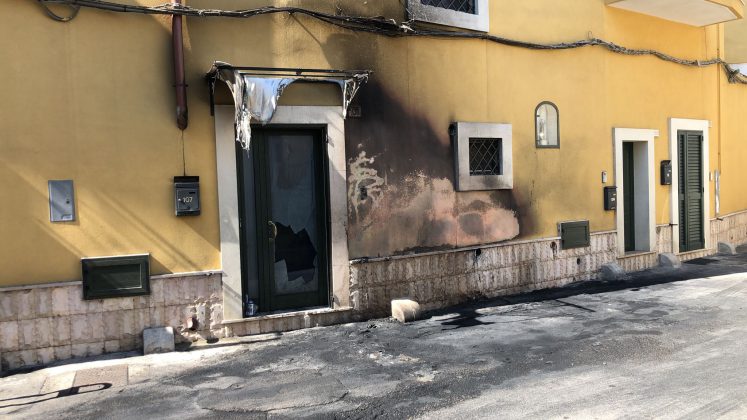 Alle fiamme due auto, notte "rovente" tra Lecce e provincia: mezzi distrutti, indagini in corso - Corriere Salentino