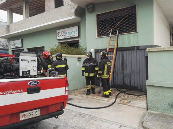 Divampa incendio nel negozio di articoli sportivi: fiamme partite da un deumidificatore - Corriere Salentino