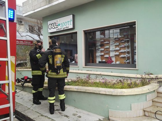 Divampa incendio nel negozio di articoli sportivi: fiamme partite da un deumidificatore - Corriere Salentino