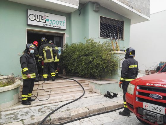 Divampa incendio nel negozio di articoli sportivi: fiamme partite da un deumidificatore - Corriere Salentino
