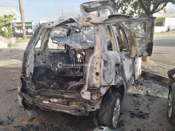 Fuoco avvolge tre auto, esplode bombola di gas nel cofano: notte di paura in Sud Salento - Corriere Salentino