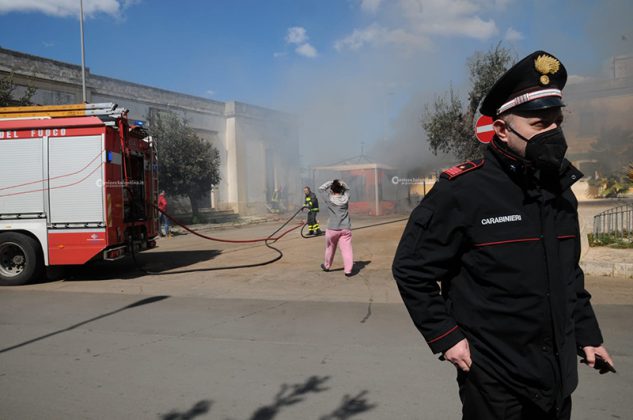 Corto circuito del frigorifero: incendio distrugge chiosco di un fast-food. Danni ingenti e disagi - Corriere Salentino