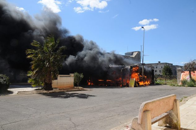 Corto circuito del frigorifero: incendio distrugge chiosco di un fast-food. Danni ingenti e disagi - Corriere Salentino