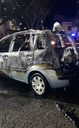 Fuoco avvolge tre auto, esplode bombola di gas nel cofano: notte di paura in Sud Salento - Corriere Salentino