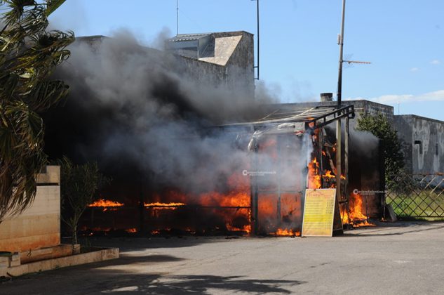 Corto circuito del frigorifero: incendio distrugge chiosco di un fast-food. Danni ingenti e disagi - Corriere Salentino