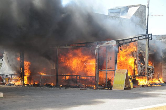 Corto circuito del frigorifero: incendio distrugge chiosco di un fast-food. Danni ingenti e disagi - Corriere Salentino