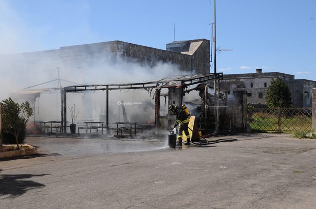 Corto circuito del frigorifero: incendio distrugge chiosco di un fast-food. Danni ingenti e disagi - Corriere Salentino