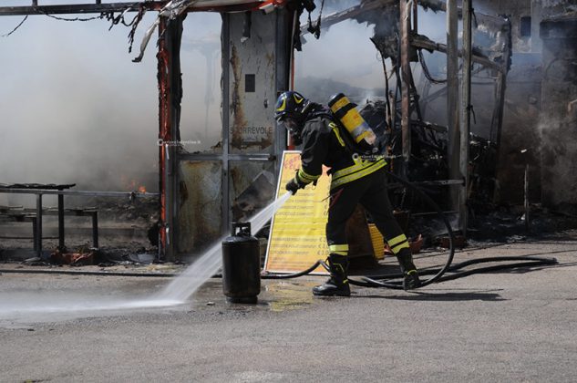 Corto circuito del frigorifero: incendio distrugge chiosco di un fast-food. Danni ingenti e disagi - Corriere Salentino