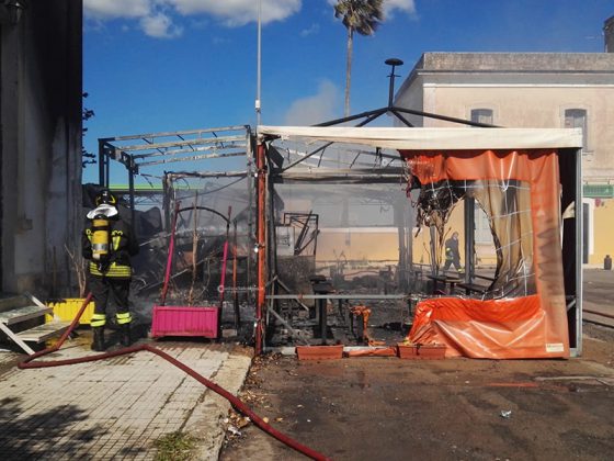Corto circuito del frigorifero: incendio distrugge chiosco di un fast-food. Danni ingenti e disagi - Corriere Salentino