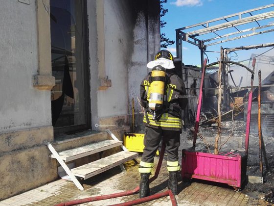 Corto circuito del frigorifero: incendio distrugge chiosco di un fast-food. Danni ingenti e disagi - Corriere Salentino