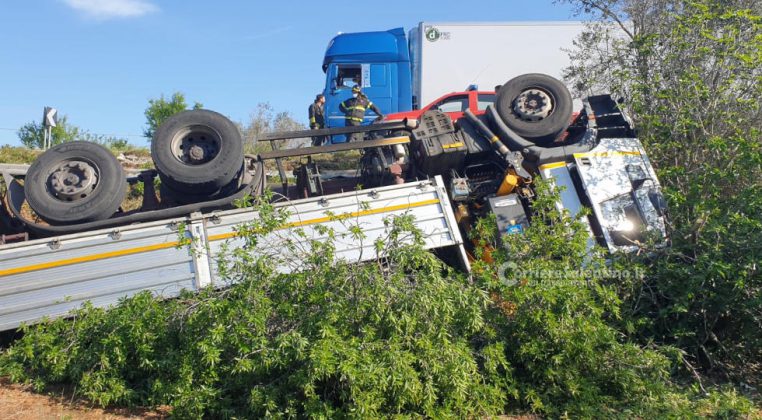 Tir finisce fuori strada e si ribalta nei campi: conducente trasportato in ospedale con "codice rosso" - Corriere Salentino