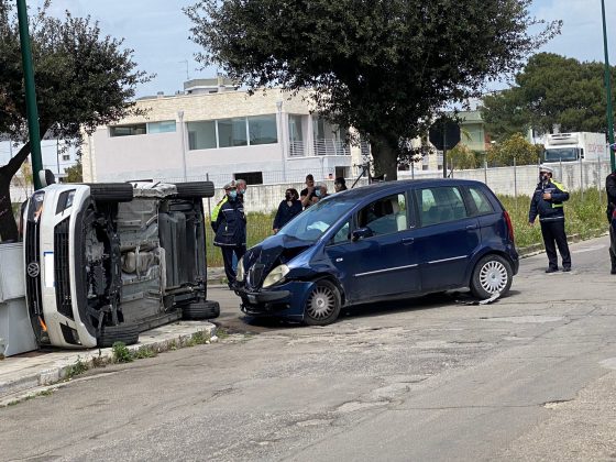 Violento schianto all'incrocio, auto si ribalta: illesi i conducenti - Corriere Salentino