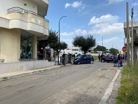 Violento schianto all'incrocio, auto si ribalta: illesi i conducenti - Corriere Salentino