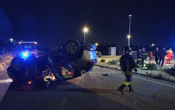 Tremento schianto in serata tra due auto: vetture distrutte, miracolati i due conducenti - Corriere Salentino