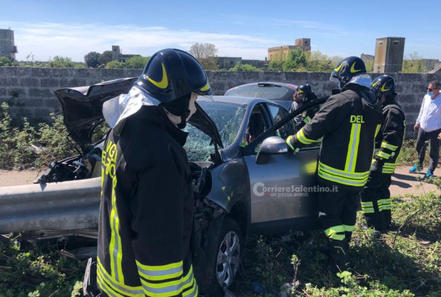 Auto si schianta contro il guardrail e ne viene trafitta: corsa in ospedale per l'automobilista - Corriere Salentino