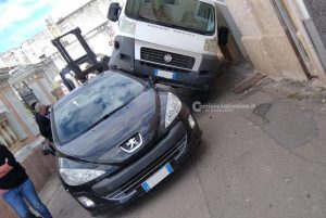 Incidente in Sud Salento: furgone si scontra con auto in sosta e resta incastrato - Corriere Salentino