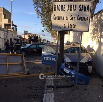 Dopo lo scontro la Volante si incastra tra muro e albero: tanta paura, ma nessun ferito - Corriere Salentino