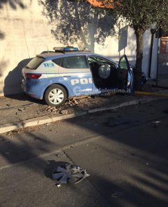 Dopo lo scontro la Volante si incastra tra muro e albero: tanta paura, ma nessun ferito - Corriere Salentino