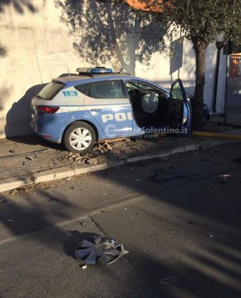 Dopo lo scontro la Volante si incastra tra muro e albero: tanta paura, ma nessun ferito - Corriere Salentino