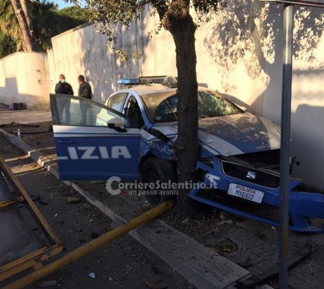 Dopo lo scontro la Volante si incastra tra muro e albero: tanta paura, ma nessun ferito - Corriere Salentino
