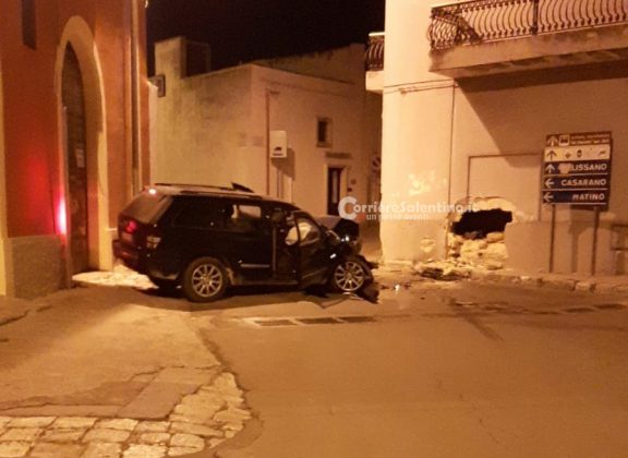 Folle inseguimento per le vie del paese, Jeep si schianta e sfonda muro: è caccia ai tre fuggitivi - Corriere Salentino