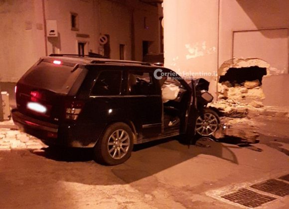 Folle inseguimento per le vie del paese, Jeep si schianta e sfonda muro: è caccia ai tre fuggitivi - Corriere Salentino