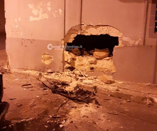 Folle inseguimento per le vie del paese, Jeep si schianta e sfonda muro: è caccia ai tre fuggitivi - Corriere Salentino