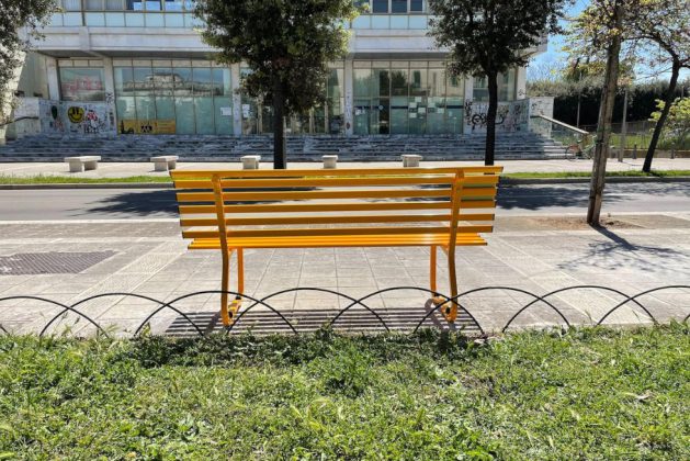 Installata a Lecce una panchina gialla per ricordare Giulio Regeni - Corriere Salentino