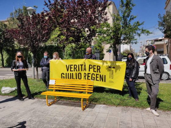 Installata a Lecce una panchina gialla per ricordare Giulio Regeni - Corriere Salentino
